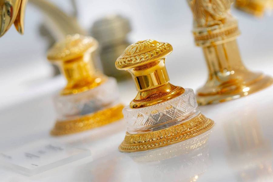 Zlatá koupelnová baterie od italského výrobce Devon&Devon