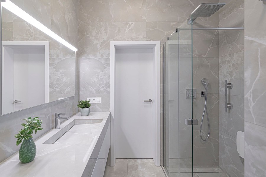 Realizace koupelny z dlažby Exalt of Cerim s atypickým umyvadlem Verona