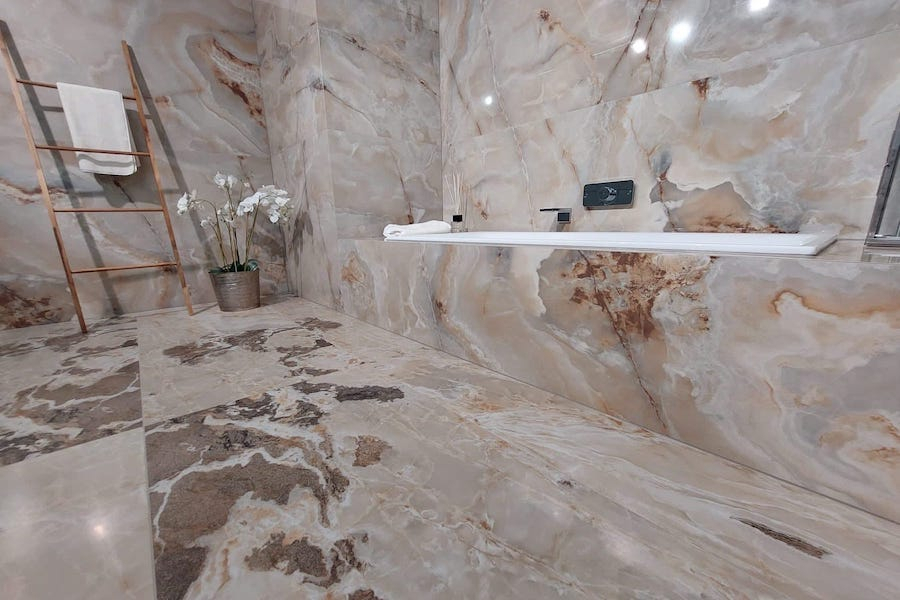 Koupelna s keramickým obkladem a dlažbou Onyx&More od Casa dolce casa