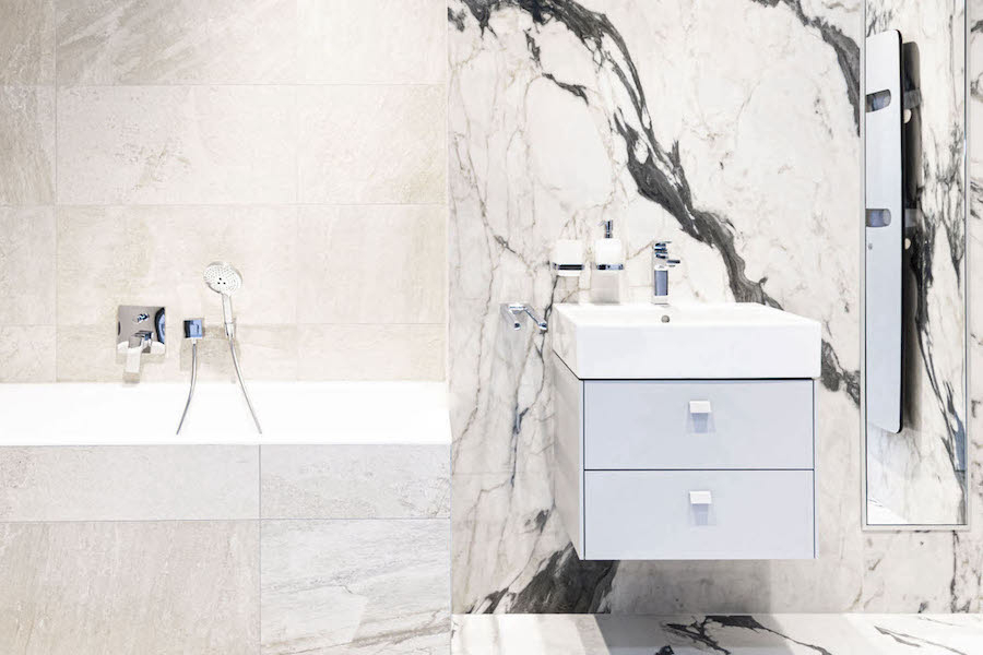 Koupelna z keramické dlažby Les Bijoux de Rex a Floorgres Walks/1.0