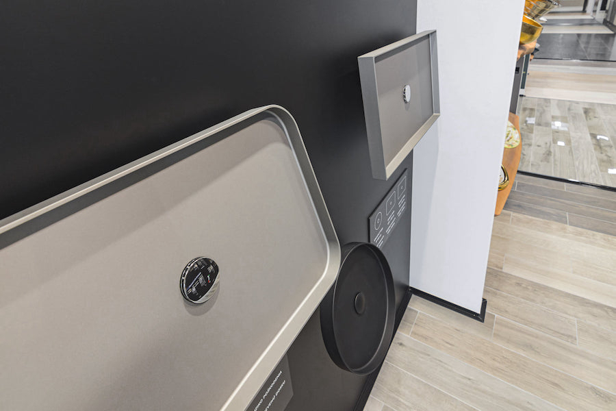 Duralová umyvadla vystavená v showroomu ProCeram