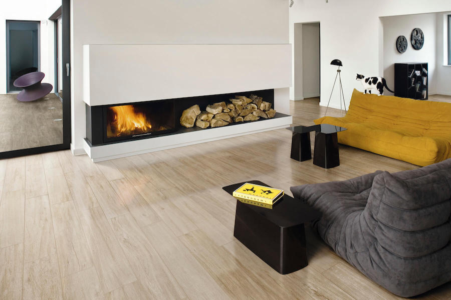 Interiér s keramickou dlažbou E-wood v designu dřeva