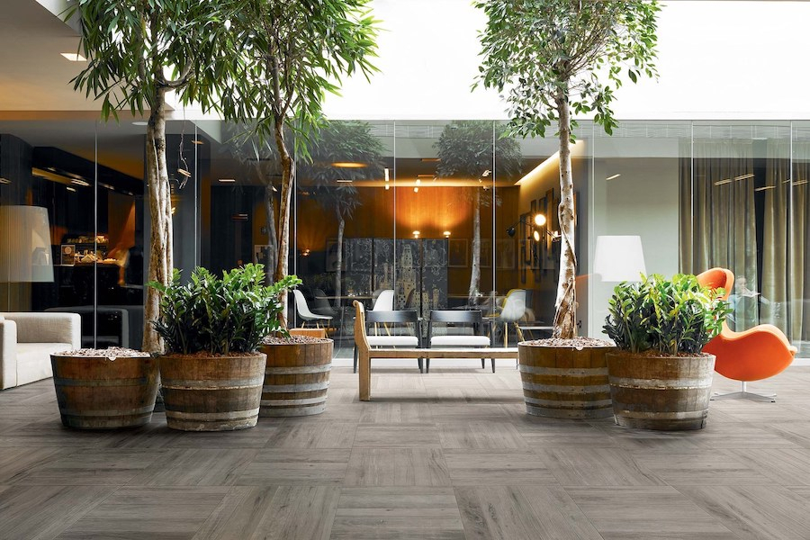 Venkovní terasa s keramickou dlažbou Details Wood v designu dřeva