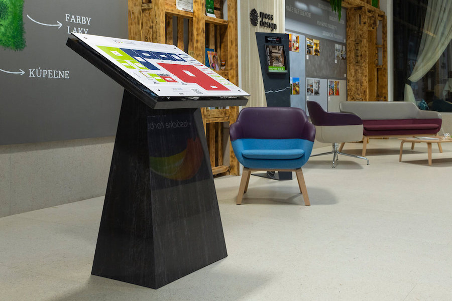 Atypický stojan vyrobený z keramické dlažby Black Marble