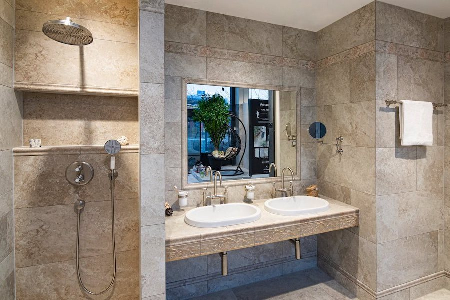 Koupelna v designu kamene ze série Travertino Romano