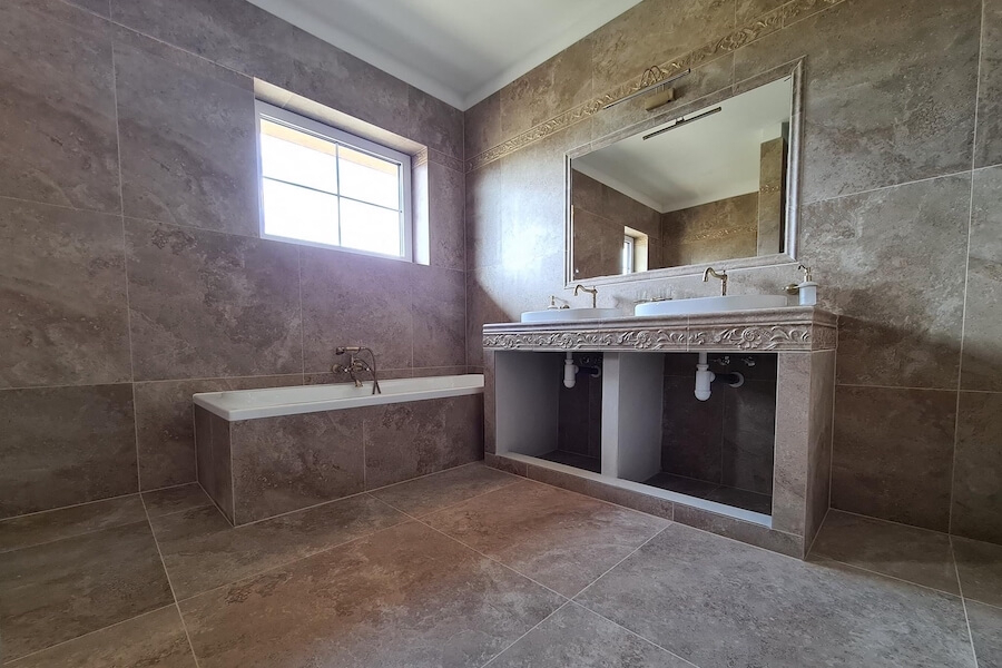 Koupelna v designu kamene