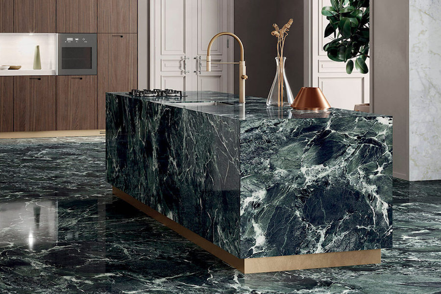 Kuchyně a kuchyňský pult s keramickým obkladem FMG Marmi