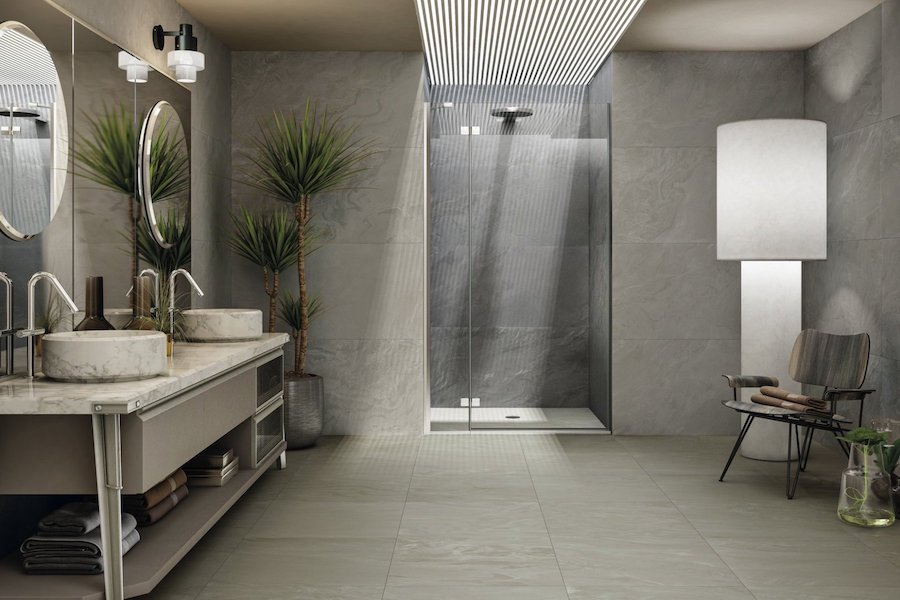 Koupelna s keramickým obkladem v designu kamene Liquid Stone