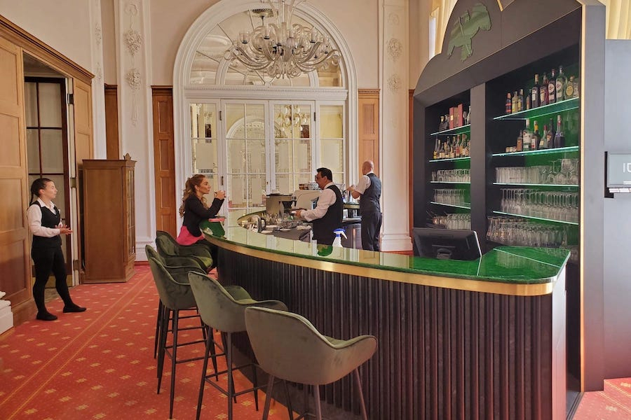 Mattoni bar ze skleněných desek Magna v karlovarském hotelu Imperial