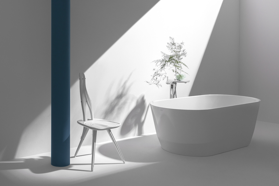 Minimalistická volně stojící vana Laufen Pro v koupelně