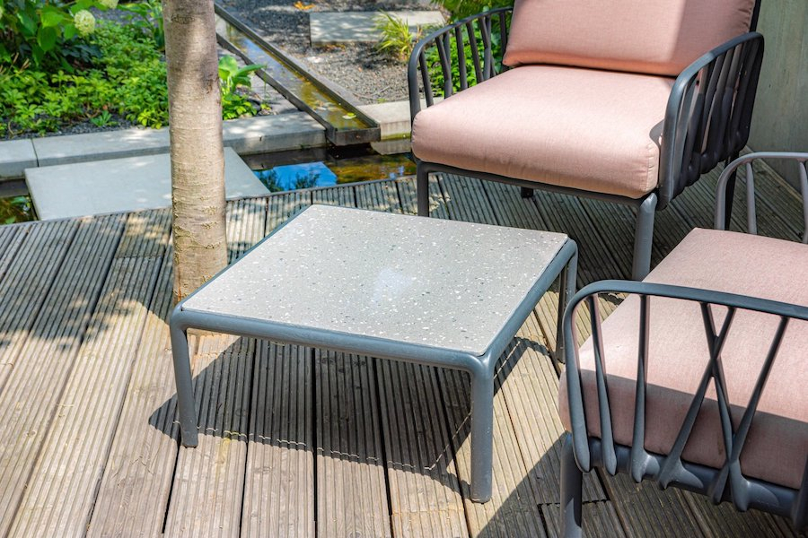 Venkovní stolek se stolní deskou z dlažby Floor Gres Earthtech