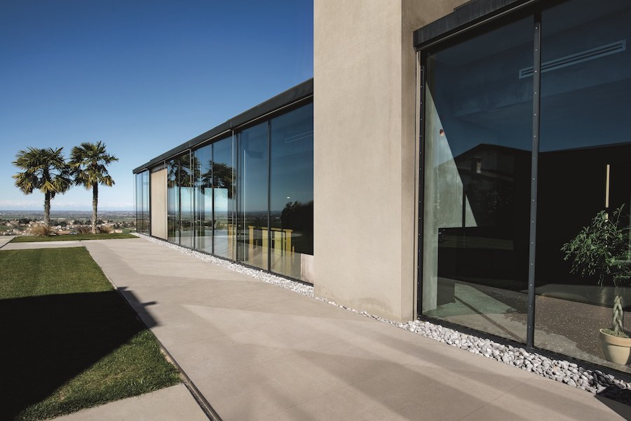 Venkovní dlažba Earthtech kolem domu a v okolí bazénu