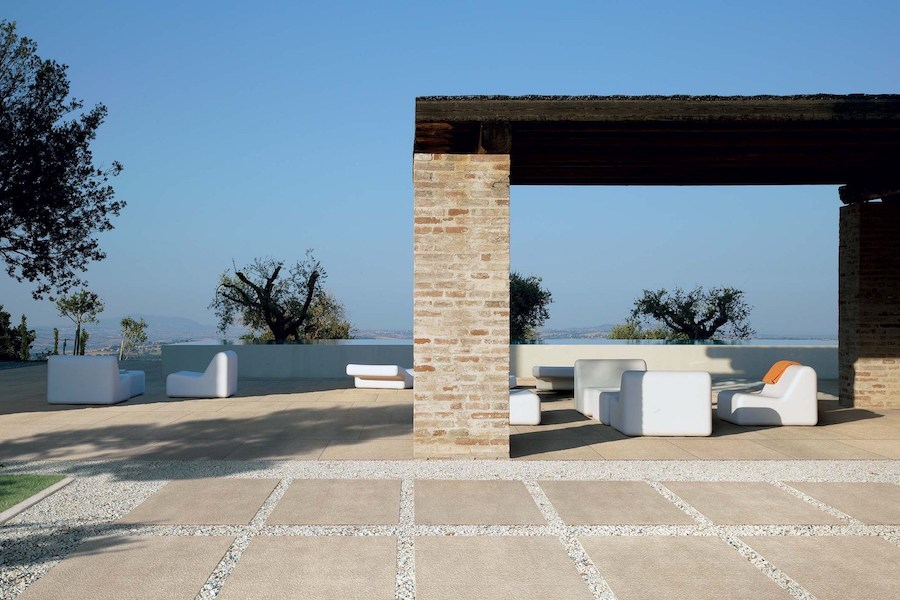 Dlažba v designu betonu Industrial na terase a v okolí bazénu