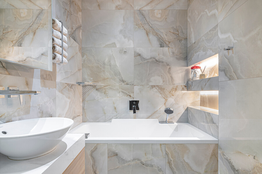 Dětská koupelna v jednom z bytů v bratislavském Sky Park