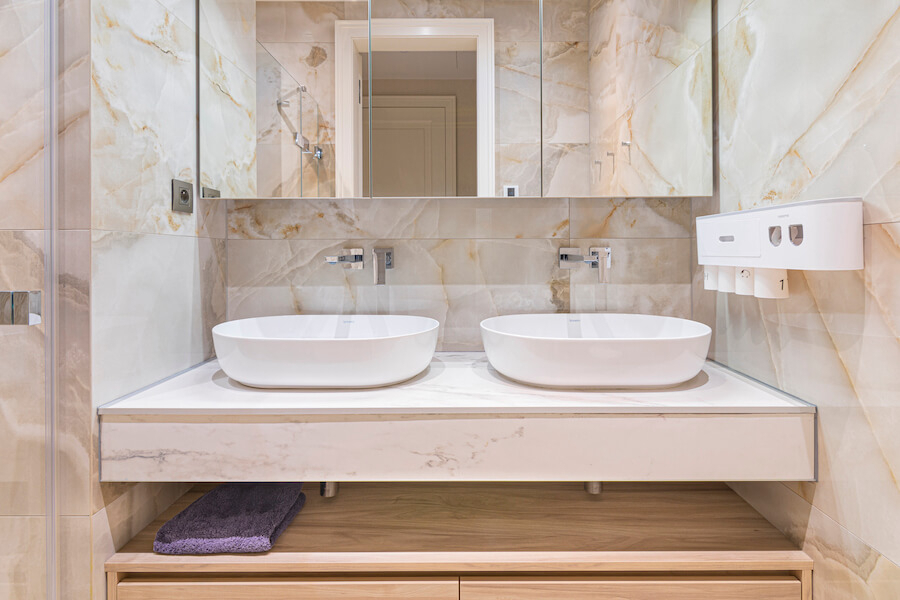 Koupelna pro hosty v jednom z bytů v bratislavském Sky Park