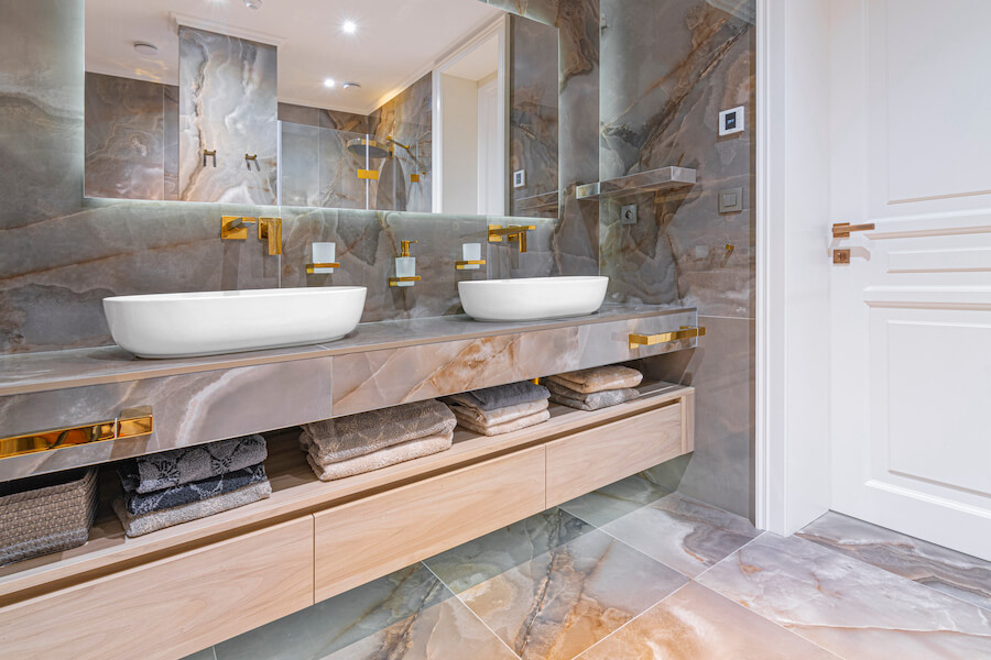 Koupelna pro rodiče v jednom z bytů v bratislavském Sky Park