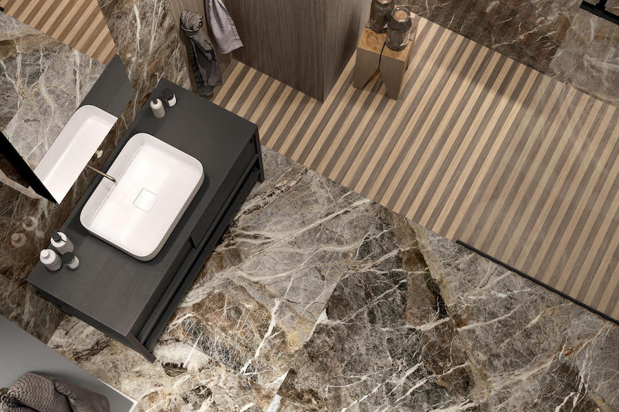 Koupelna v designu mramoru a dřeva ze série Nature Mood