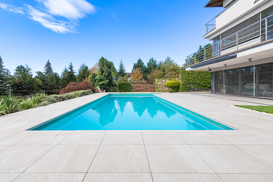 Okolí bazénu z dvoucentimetrové dlažby Mineral D