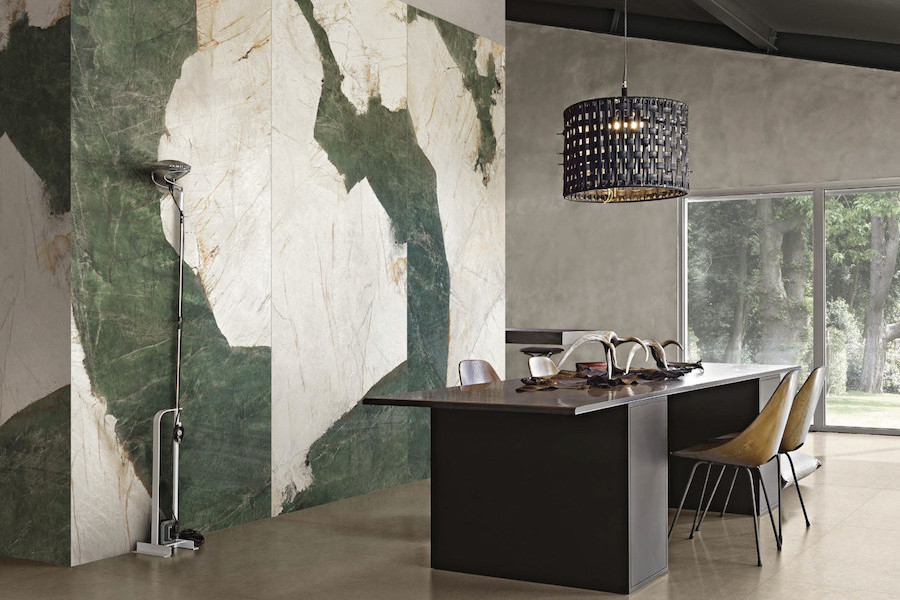 Stěny interiéru v designu bílo-zeleného mramoru Heritage Luxe