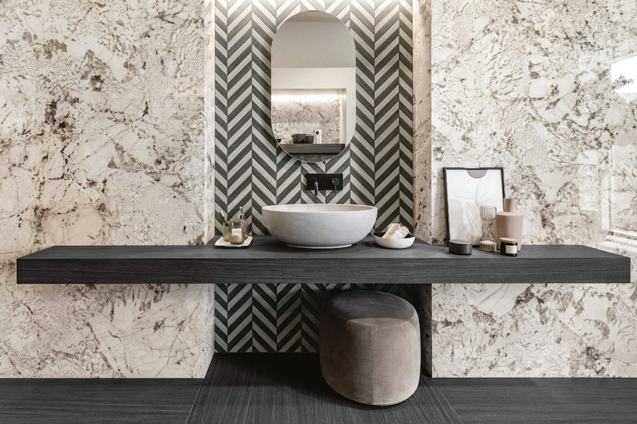 Kombinace mramoru a dřeva v koupelně