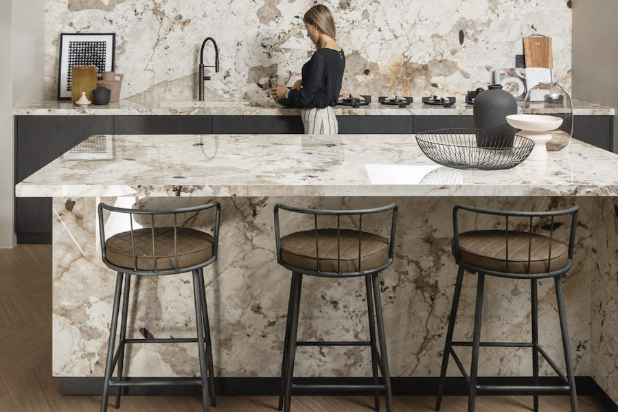 Kuchyně a kuchyňská linka z keramické dlažby Nature Mood