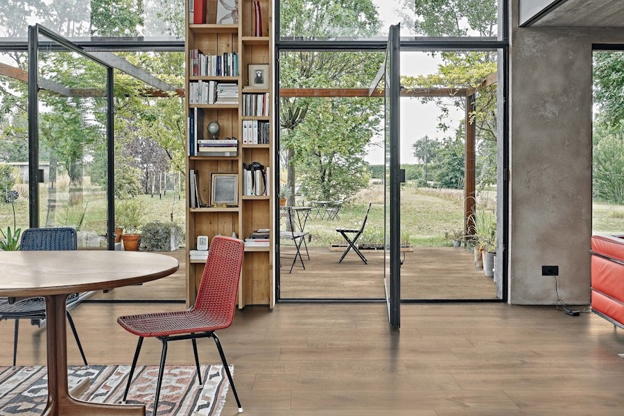 Dlažba, obložení krbu a stolu sérií Woodslate Life v interiéru domu