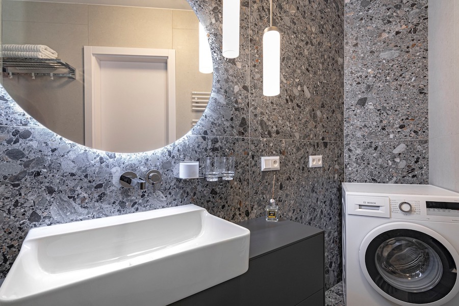 Realizace koupelny s obklady a dlažbou Silver Grain a Charm Experience