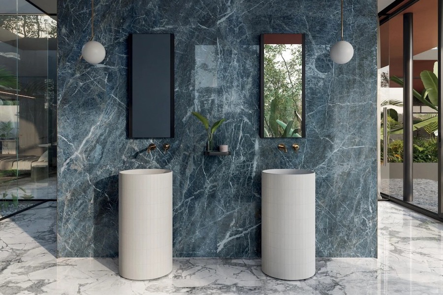 Koupelna s modrým keramickým obkladem Charm Experience