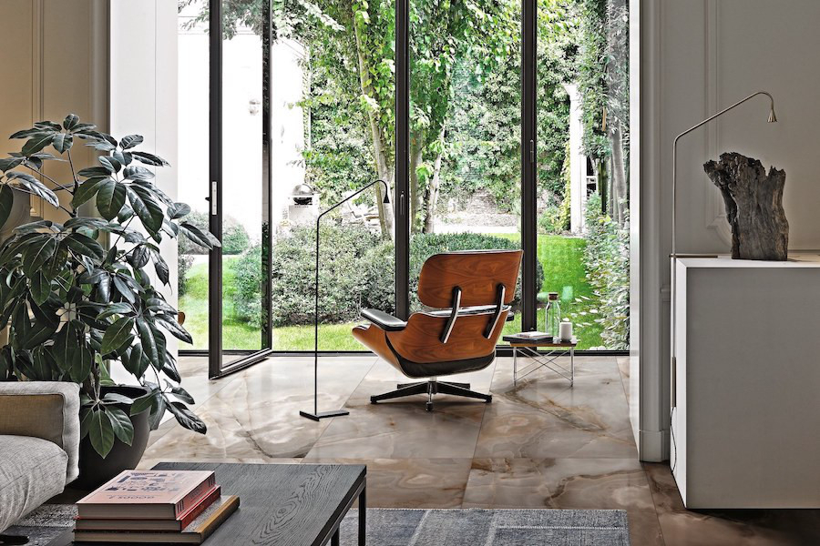 Podlaha a stůl ze série Rêves v interiéru