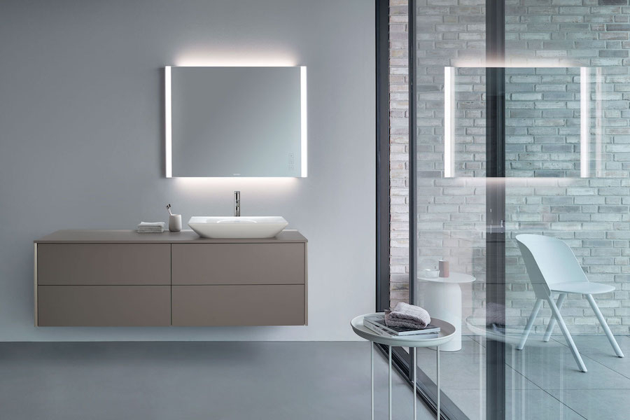 Koupelna s keramickým umyvadlem Viu značky Duravit