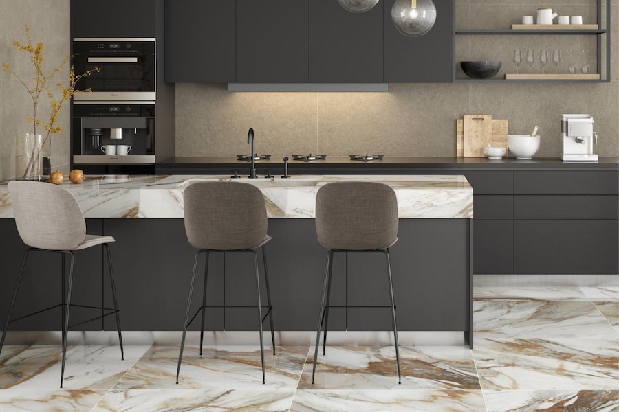 Kuchyně s dlažbou v designu mramoru Pamesa Arno