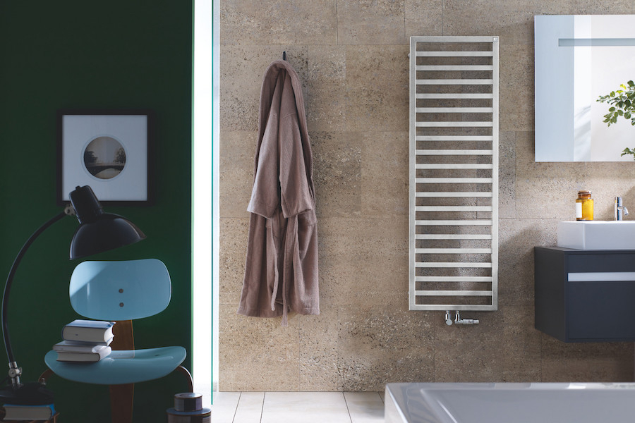 Koupelna s designovým radiátorem Zehnder Quaro