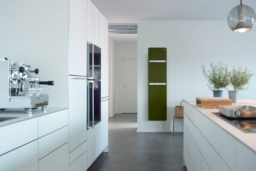 Kuchyně s designovým radiátorem Zehnder Vitalo Bar