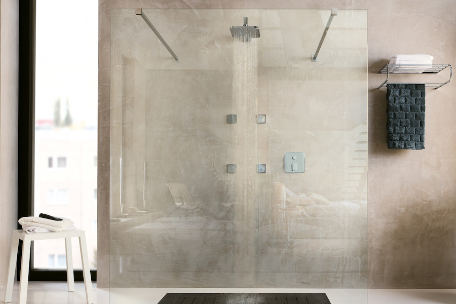 Vodovodní baterie Nobili Loop ve světlé koupelně