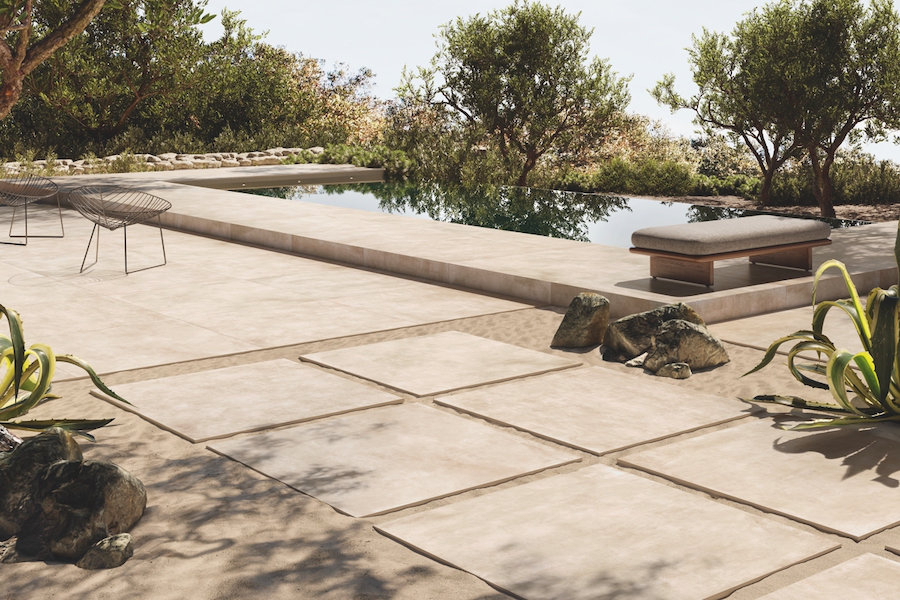 Terasa a okolí bazénu s dlažbou Dom.ino od Ermes Aurelia