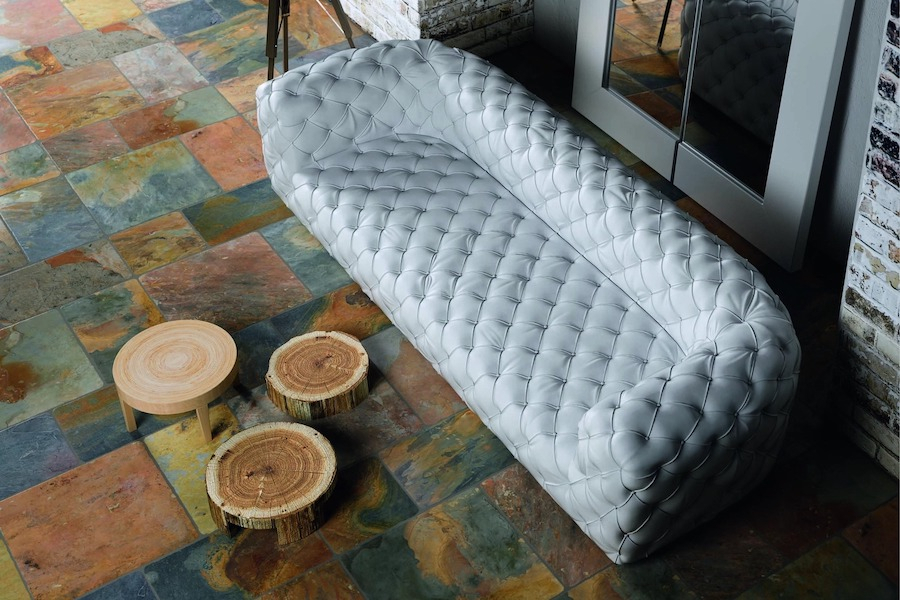 Obývací pokoj s keramickou dlažbou Flagstone od Ermes