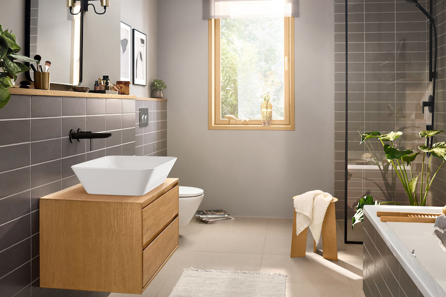 Matně černé vodovodní baterie Hansgrohe Rebris v koupelně