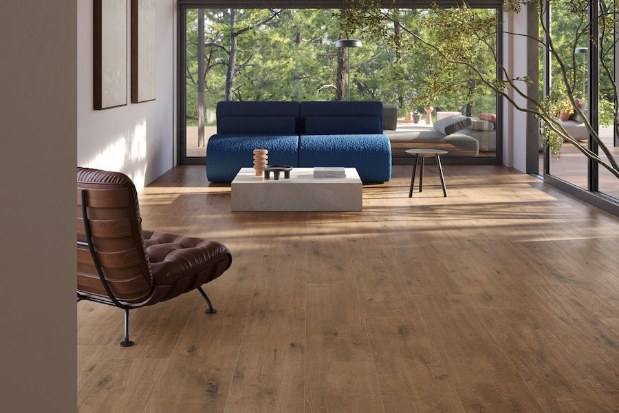 Obývací pokoj s dlažbou v designu dřeva Bosco od Ermes Aurelia