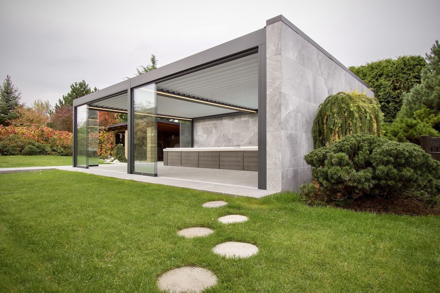 Venkovní pergola s keramickým obkladem na zdi a dlažbou Rock Salt od Florim