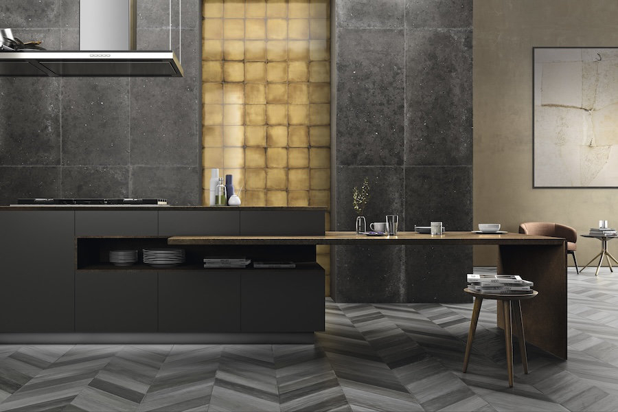 Kuchyně doplněná zajímavým keramickým obkladem Freehand od Iris