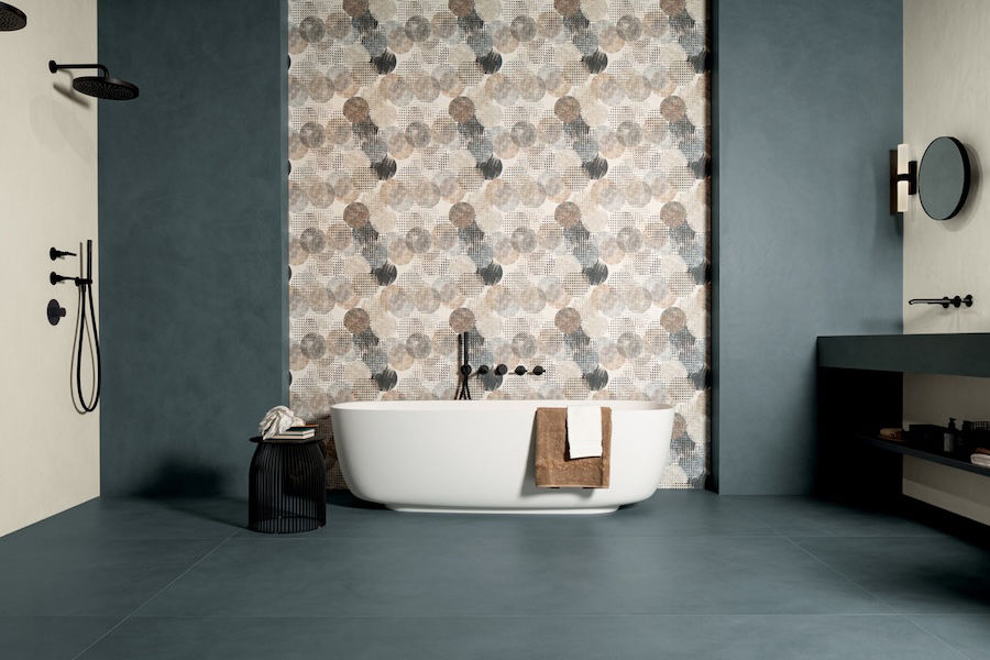 Koupelna s obkladem a dlažbou ze série Essential Mood od Florim