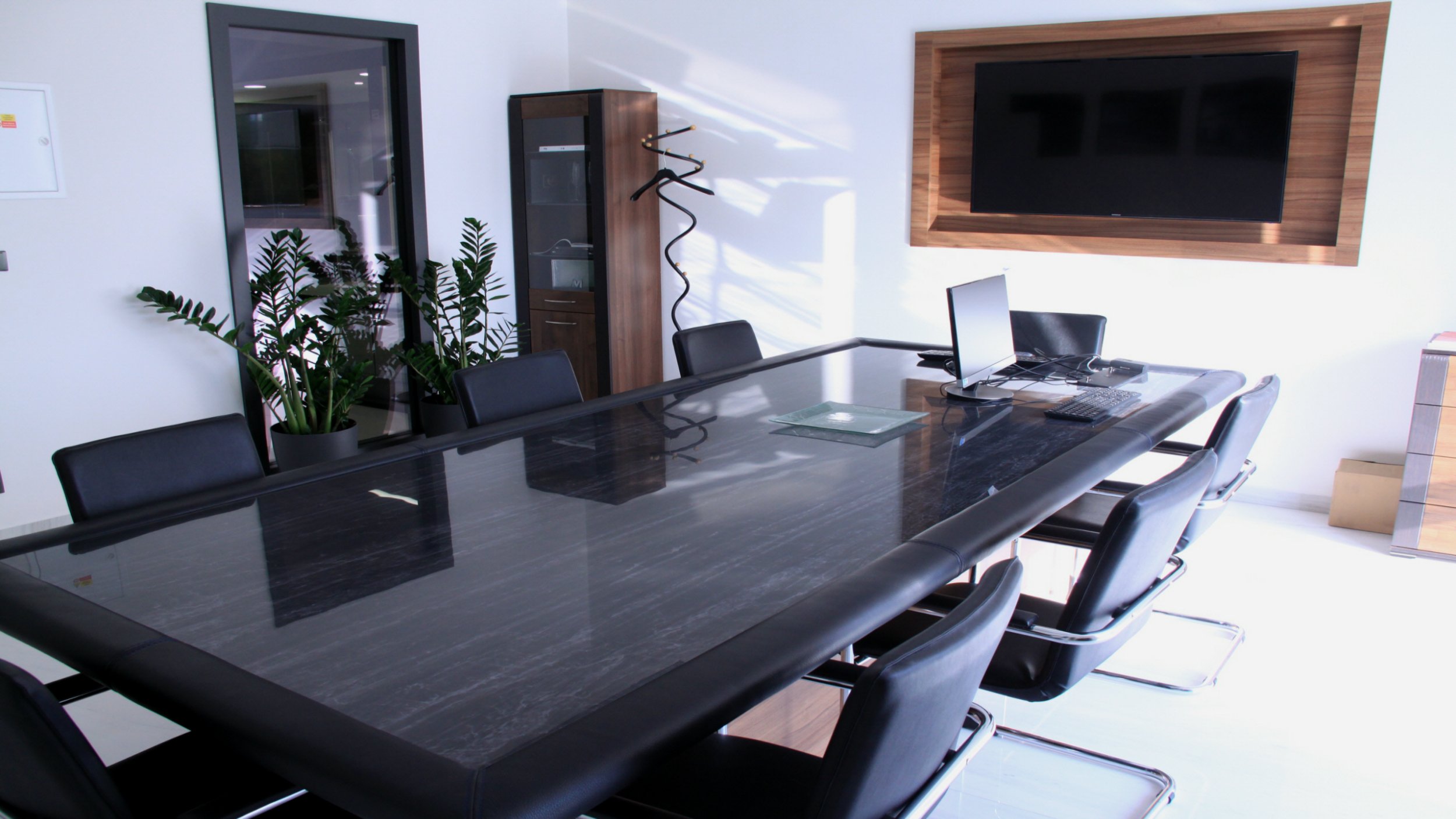 Stůl v zasedací místnosti s podkladovou deskou a koženým lemováním
