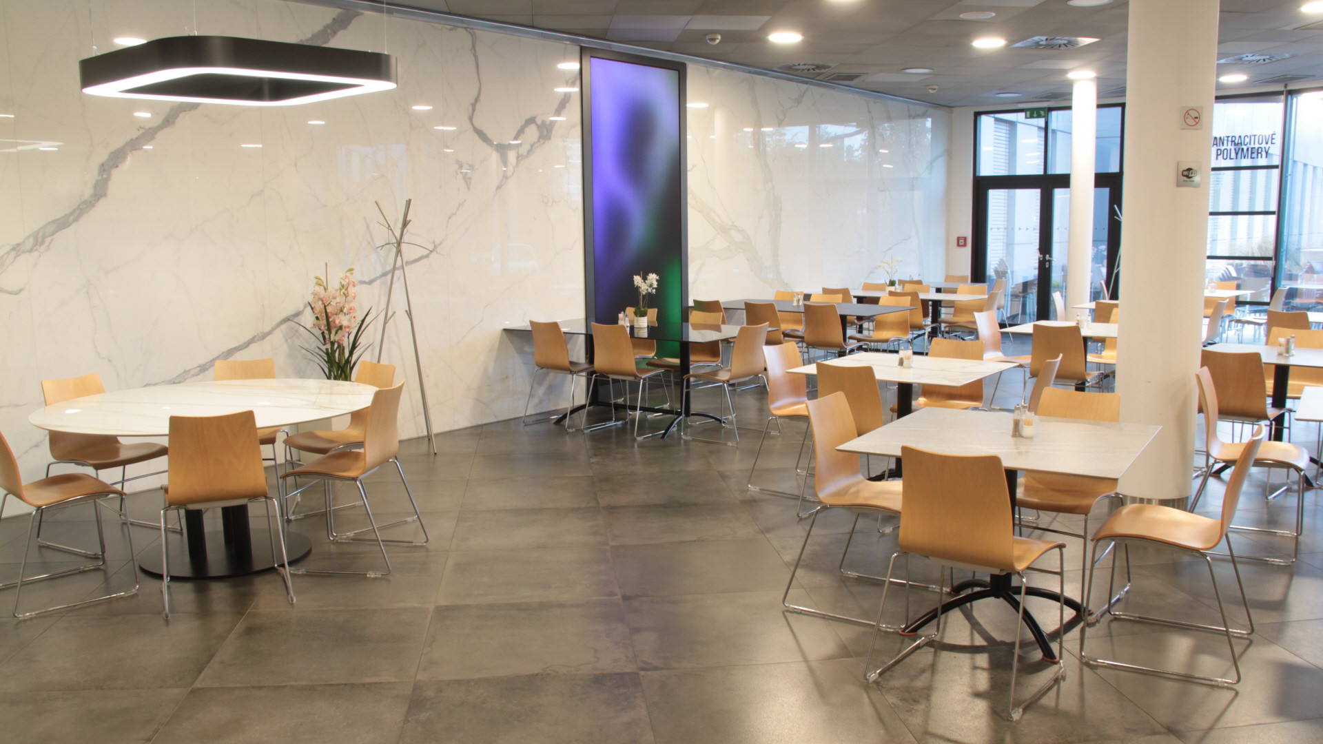 Samonosné stolové desky v restauraci New Living Centrum - Praha