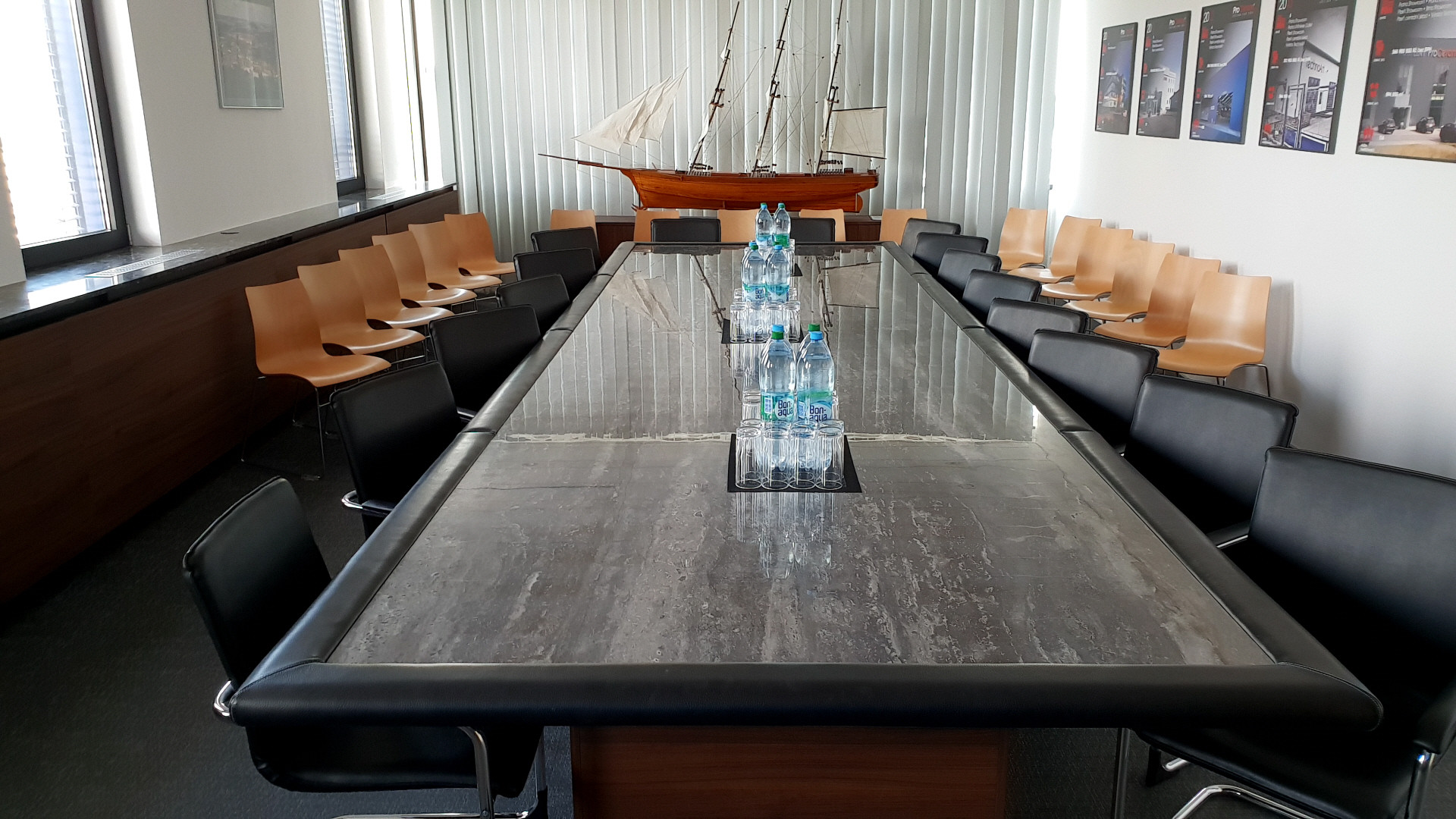 Jednací stůl s podkladovou a koženým lemováním v zasedací místnosti v New Living Centrum - Praha