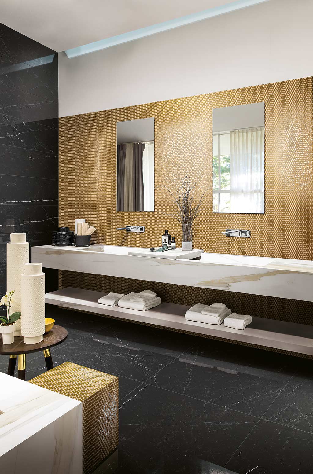 Koupelna s podlahou I Classici di Rex v designu marquinia