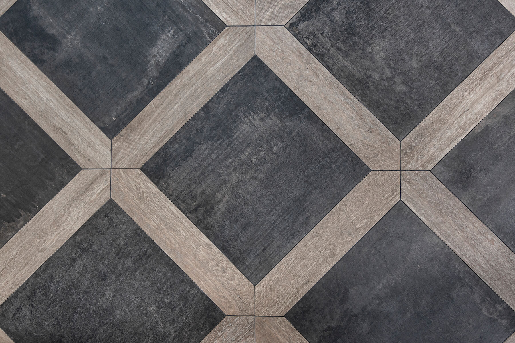 Detail podlahy z keramických dlažeb Matierés a Selection Oak