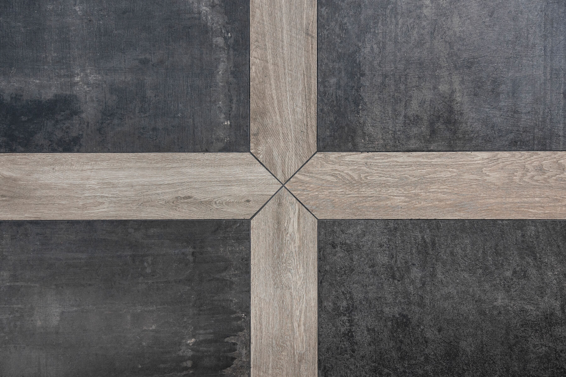 Detail podlahy z keramických dlažeb Matierés a Selection Oak