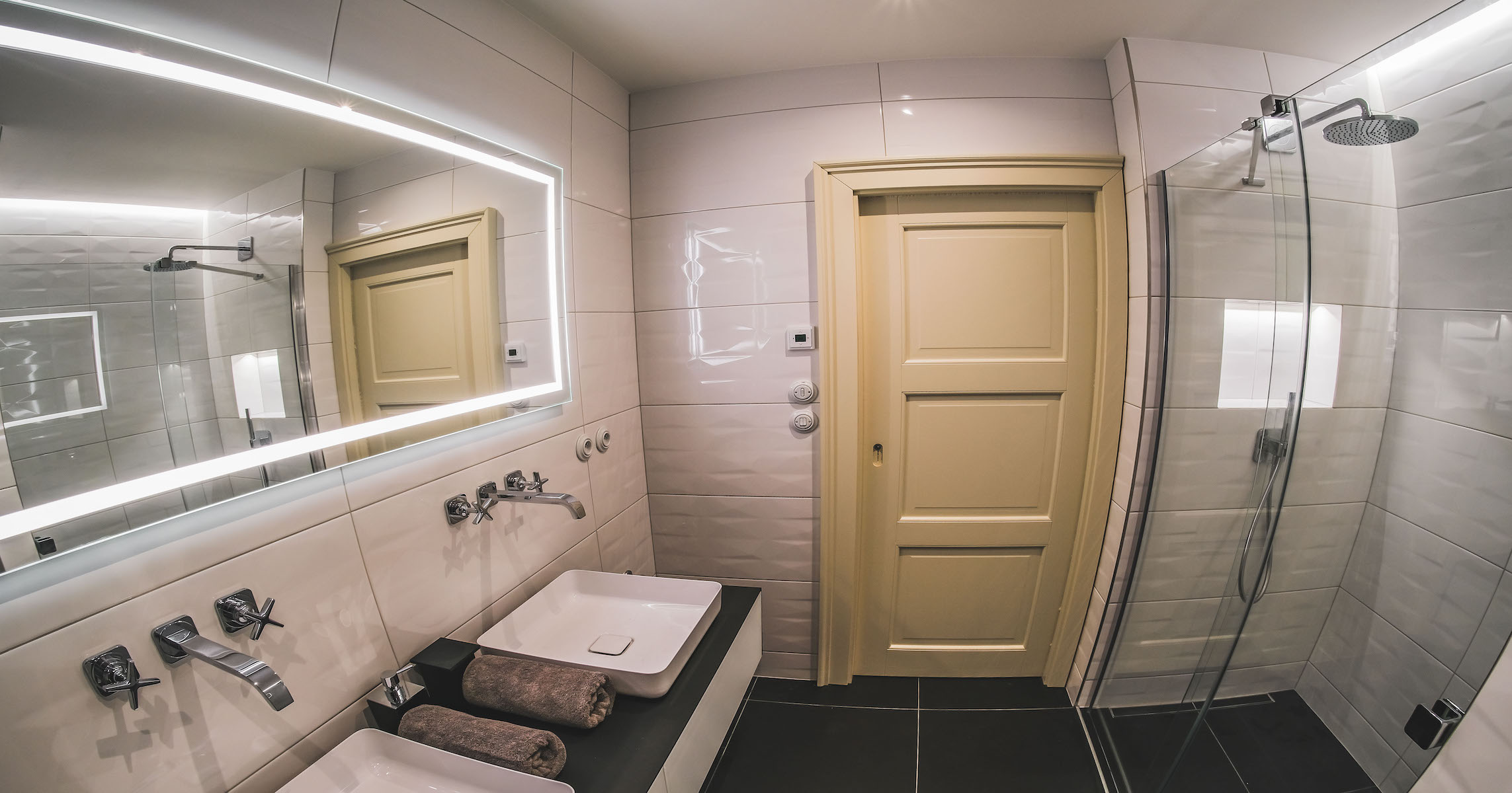 Koupelna s obkladem Blancos od výrobce Pamesa, v designu Brillo blanco