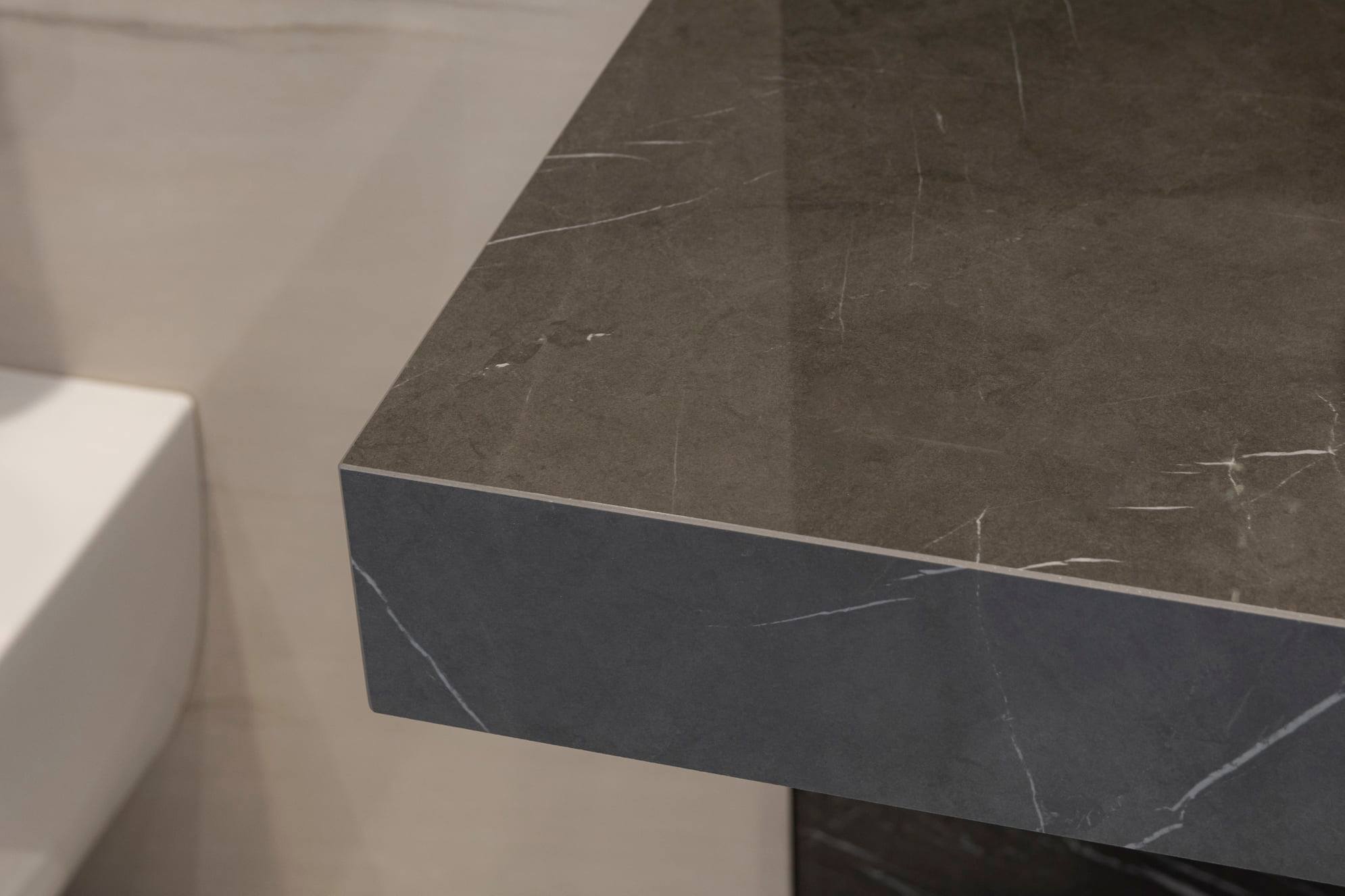Detail umyvadlové desky Lux Experience v odstínu Pietra Grey