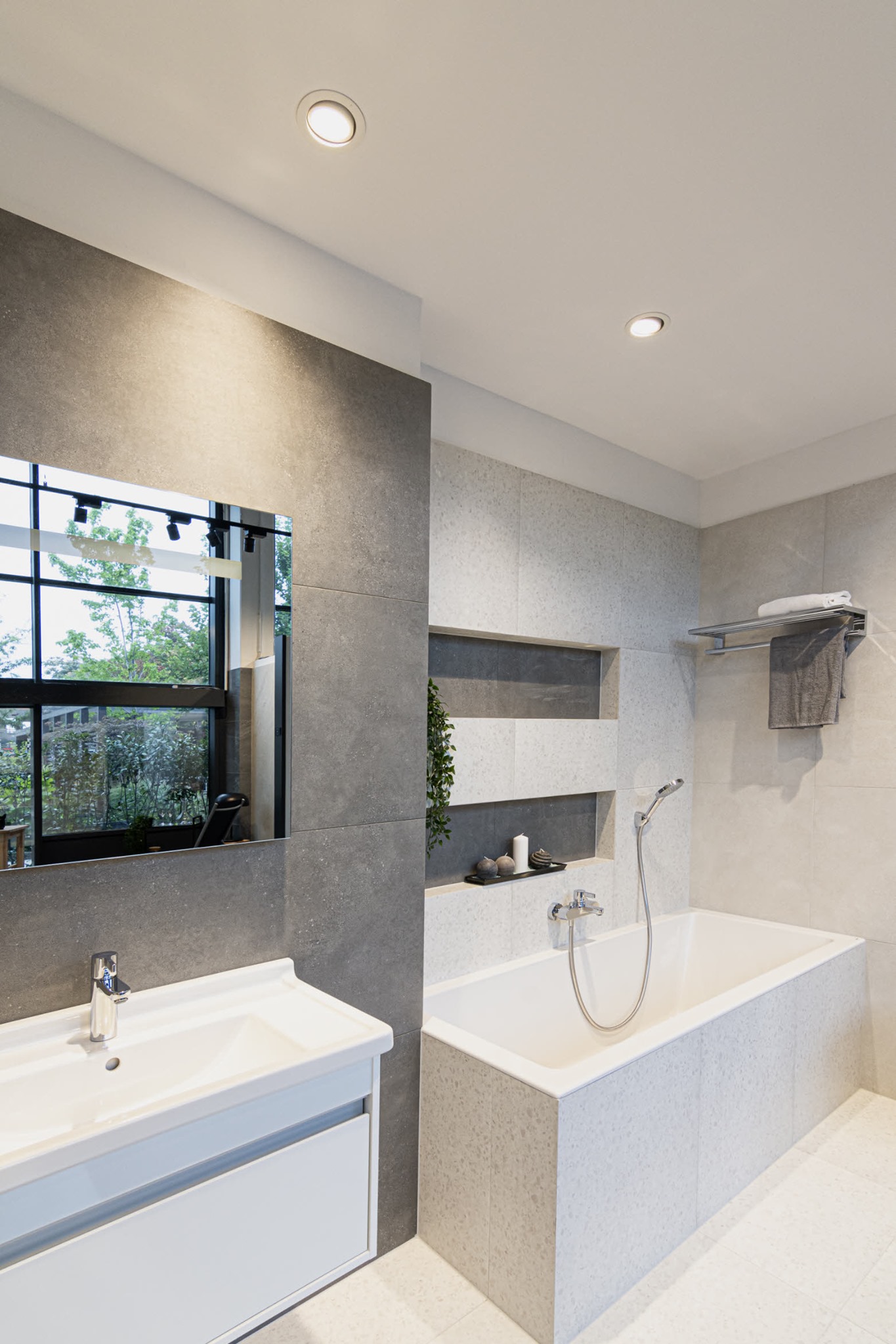 Koupelna s použitým obkladem a dlažbou ze série Terrazzo a Betonico